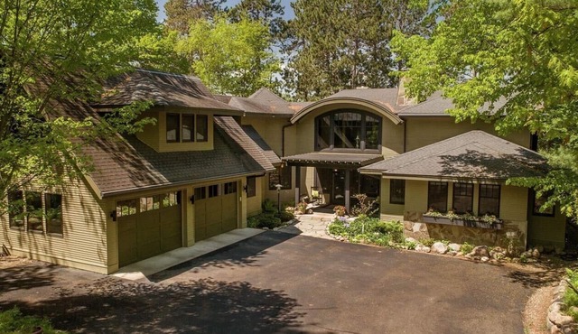 GULL LAKE CHAIN FAMILY VACATION HOUSE YOU'VE BEEN DREAMING OF!