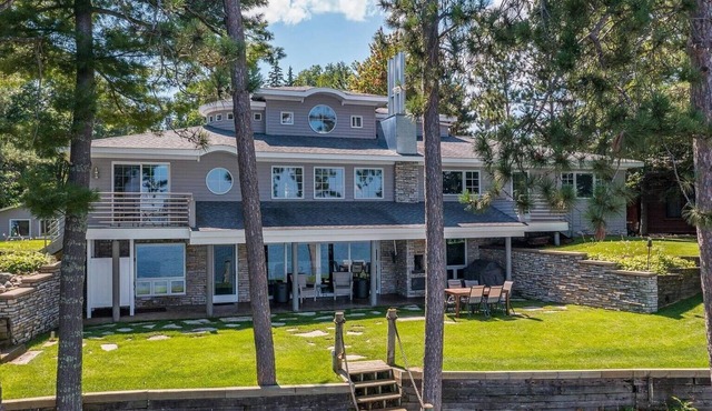 Gull Lake Luxury, 4-BR house with all the amenities you could ever want or need!