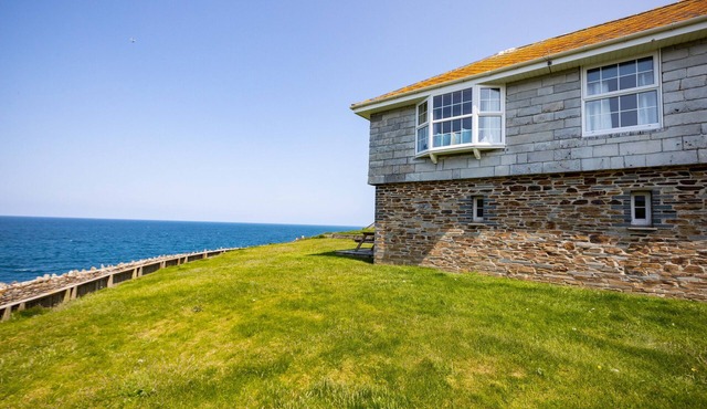 GULLAND, country holiday cottage, with a garden in Port Isaac