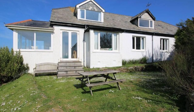GULLSWAY: KITTIWAKE, pet friendly, with a garden in Polzeath