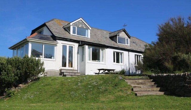 GULLSWAY: SANDPIPER, pet friendly, with a garden in Polzeath