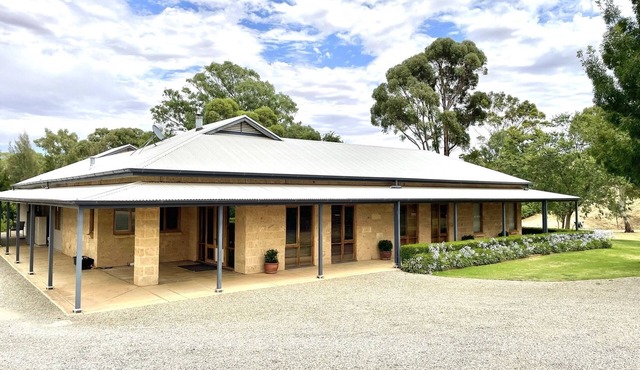 Gullyview Getaway amongst sprawling vineyards in Clare Valley