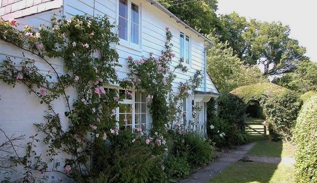 GUN HILL COTTAGE, pet friendly, with open fire in Heathfield