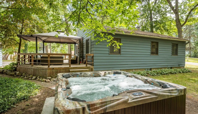Gun Lake 4 BD/2BA Home w/Hot Tub Near Casino/Winery