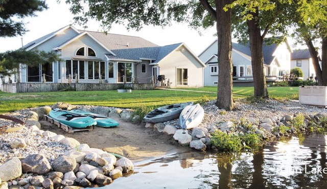 Gun lake 4 Bed 2.5 Bath Home w/2 car garage, kayaks, paddleboards, free Wi-Fi