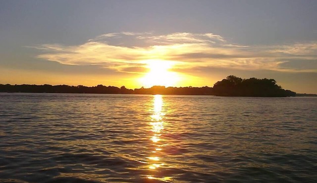 Gun Lake Cottage shared lake frontage, 7 Miles to Casino, Volleyball Playgrounds