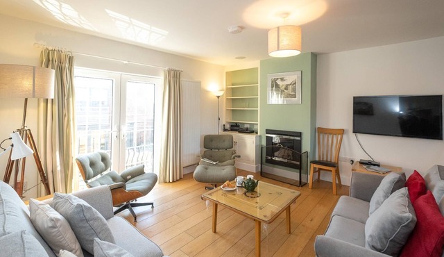 Gun Lodge - sleeps 6 guests in 3 bedrooms