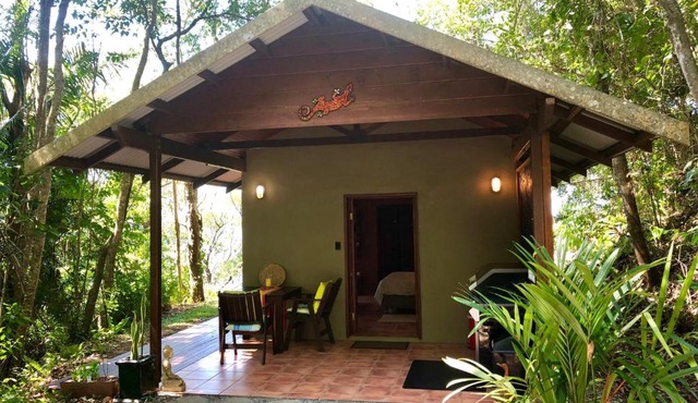 Gunnadoo Holiday Hut with Ocean Views and Jacuzzi