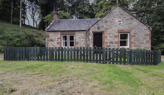 GUNROOM COTTAGE, pet friendly, with a garden in Strathpeffer