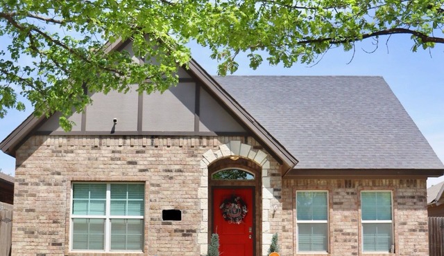 Guns Up Getaway N. Overton. Spacious 3-3 with optional studio. Walk to campus.
