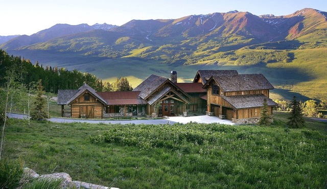 Gunsight Lodge/Ski-in Ski-out 6 Bed Home on the Slopes/Hot Tub/Sauna/Game Room!