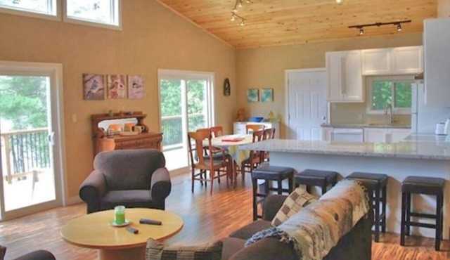 Gunter Retreat - Four Bedroom Cottage, Sleeps 10