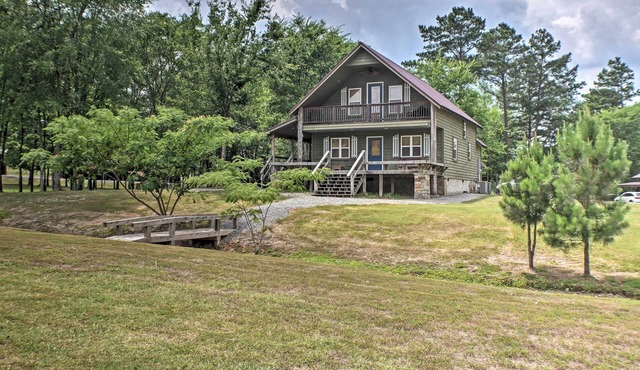 Guntersville Cabin w/Fire Pit & Covered Porch
