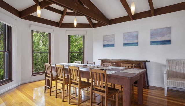 Gunyha - Ocean Views, Walk To Beach