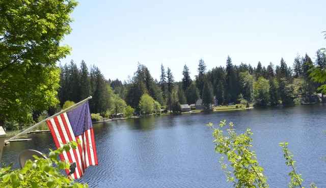 Guppies Lake Cottage - Private Access Lake Dock, close to Mt. Rainier