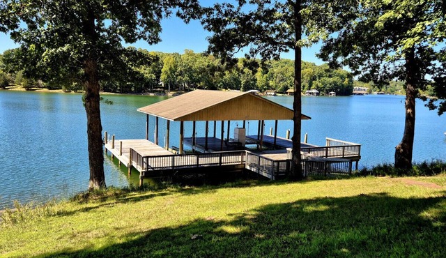 Gus`s Getaway- Dog friendly home with huge dock with electricity - pool table and old school juke box