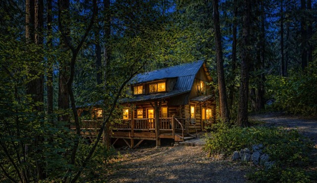 Guten Cabin-Log Cabin Living, Hot Tub, Deck, BBQ