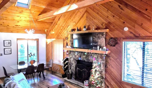 Guys Getaway - Fabulous 3-bed/2 bath cabin centrally located in Ruidoso!