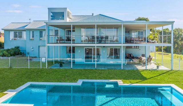 Gwandalan Grounds - Stunning oceanfront property with a pool