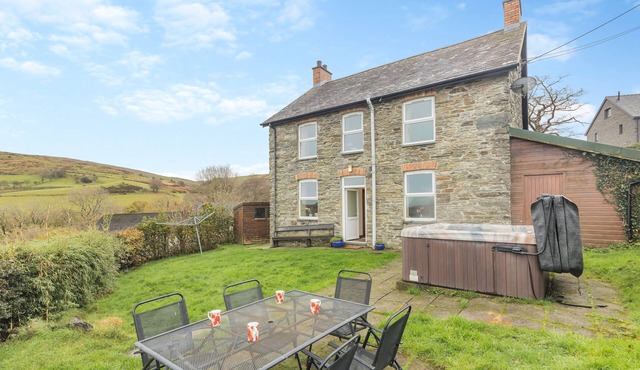 Gwarcwm Uchaf - Four Bedroom House, Sleeps 6