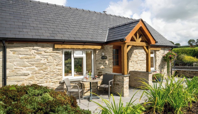 GWAUN COTTAGE, pet friendly, luxury holiday cottage in Cenarth