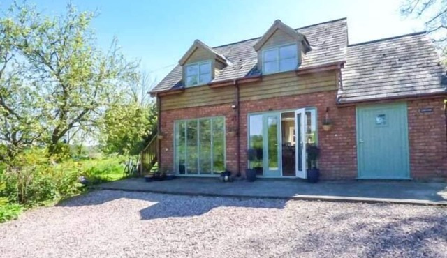 GWDIHW, with a garden in Gobowen