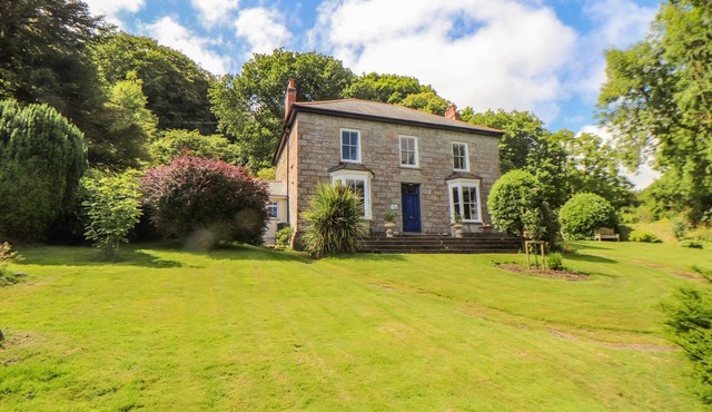 GWEEK HOUSE, pet friendly, country holiday cottage in Gweek
