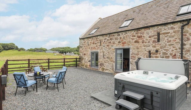 GWEL Y FENAI, pet friendly, character holiday cottage in Y Felinheli