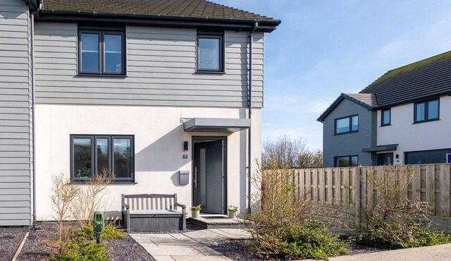 Gwel y Mynydd : Modern 3‑Bed Home with Enclosed Garden in Llanfaelog | Managed by Anglesey Holiday L