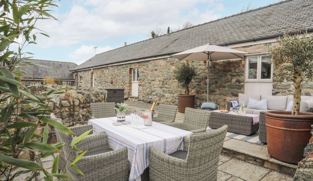 GWEL-Y-RHOS, pet friendly, with open fire in Newborough