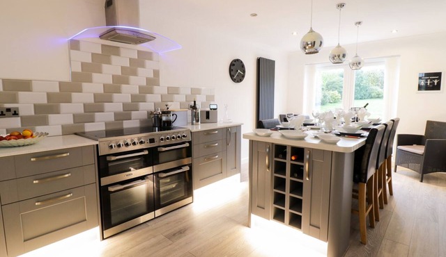 GWELFOR, pet friendly, character holiday cottage in Cemaes Bay