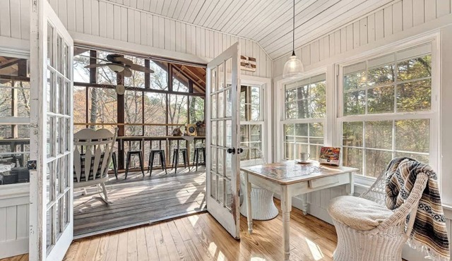 Gwen's Nest- a unique luxury, family cottage in the woods!