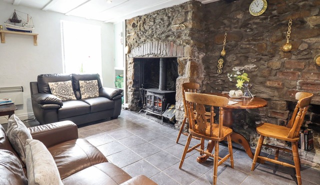 GWENALLT, pet friendly, character holiday cottage in Malltraeth