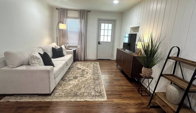 Gwendolyn-3 Minutes to Cherry St-Spacious-Midtown