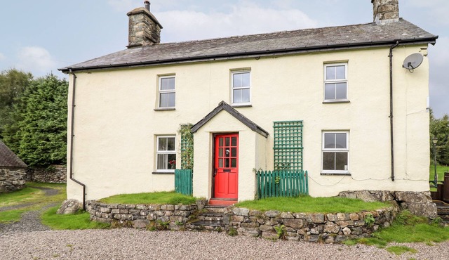 GWENGRAIG, pet friendly, character holiday cottage in Dolgellau