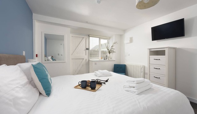 Gwenver, B&B - a hotel room that sleeps 2 guests in 1 bedroom