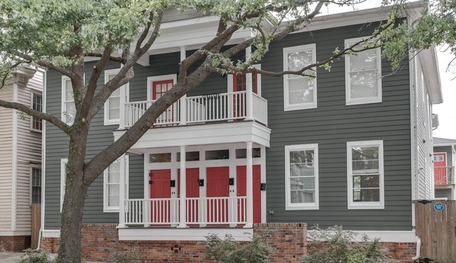 Gwinnett St Row: Historic 3 BR 2BA - Free Street Parking - Near Forsyth Park