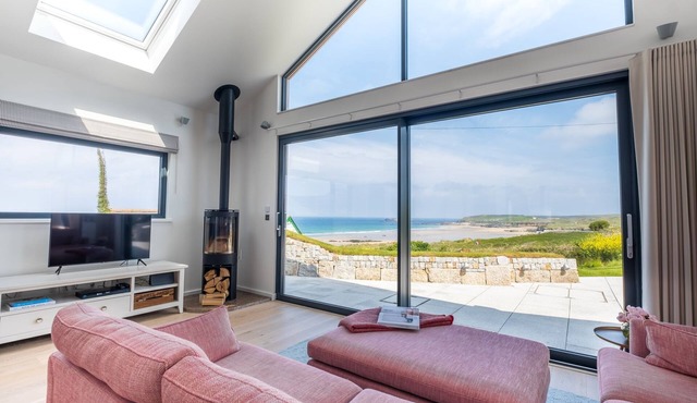 Gwithian Lookout - a house that sleeps 5 guests in 3 bedrooms