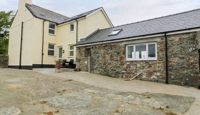 Gwlgri - an apartment that sleeps 8 guests in 4 bedrooms