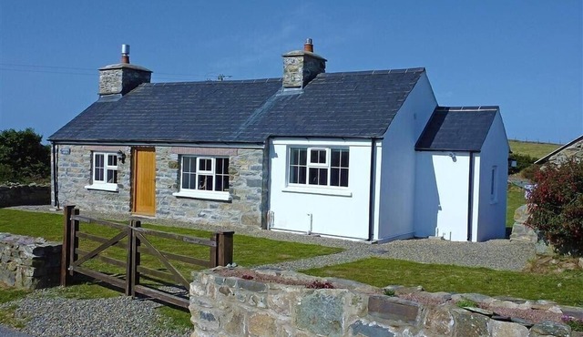 GWNDWN GWYN, family friendly, character holiday cottage in Goodwick