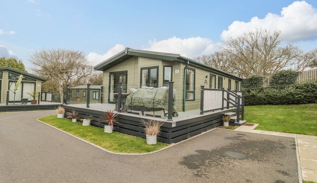 GWYDN LODGE, family friendly, with pool in Downton, Hampshire