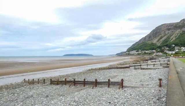 GWYLANEDD TWO, romantic, country holiday cottage in Llanfairfechan