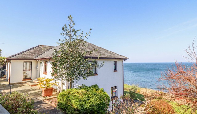 GWYLANOD, family friendly, country holiday cottage in Fairbourne