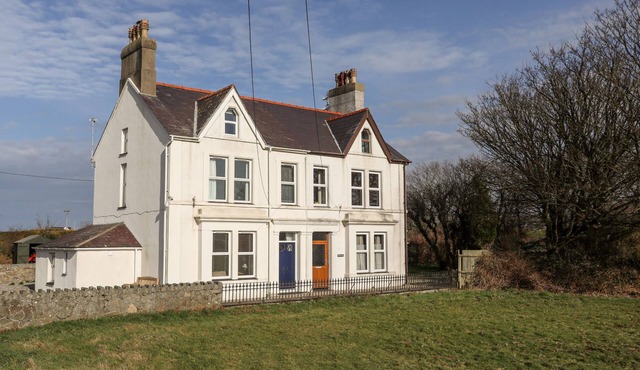 GWYNANT - MORFA NEFYN, pet friendly, with open fire in Morfa Nefyn