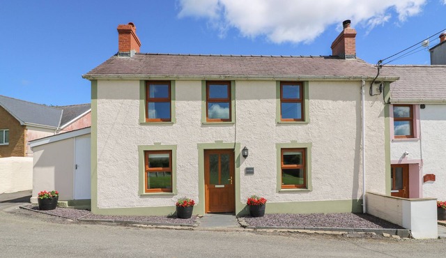 GWYNFA, pet friendly, with a garden in Newcastle Emlyn