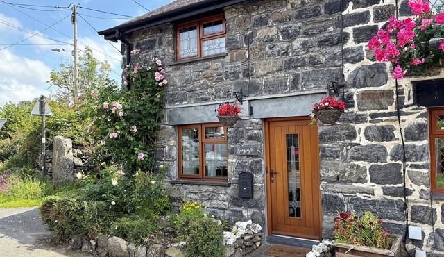 GWYNFA, pet friendly, character holiday cottage in Ysbyty Ifan