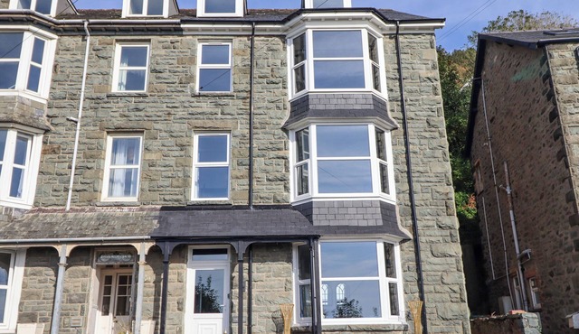 GWYNFA, pet friendly, country holiday cottage in Barmouth