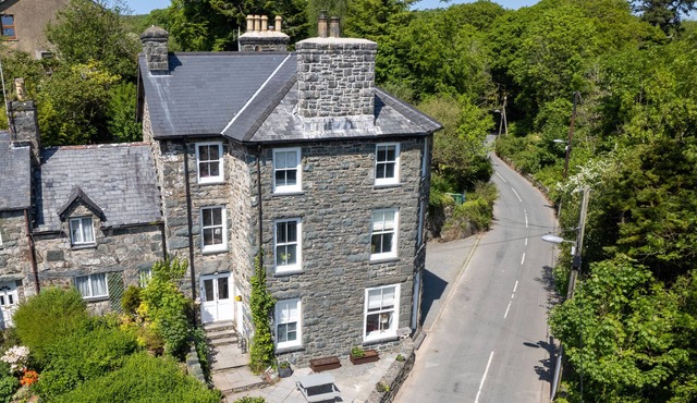 GWYNFRYN HOUSE, pet friendly, character holiday cottage in Llanbedr