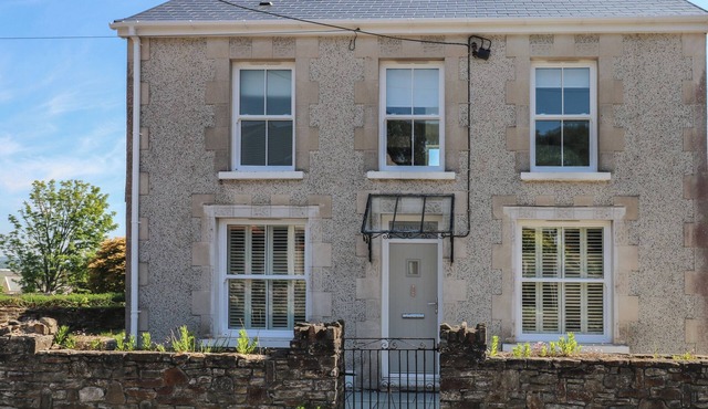 GWYNFRYN, pet friendly, with a garden in Pen-Clawdd