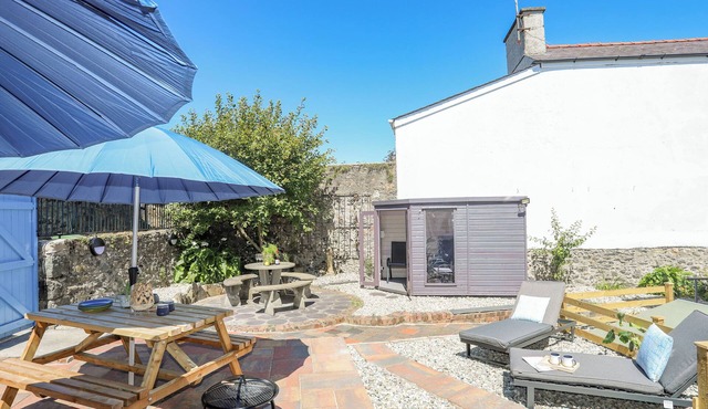 GWYNLE - CRICCIETH, pet friendly in Criccieth